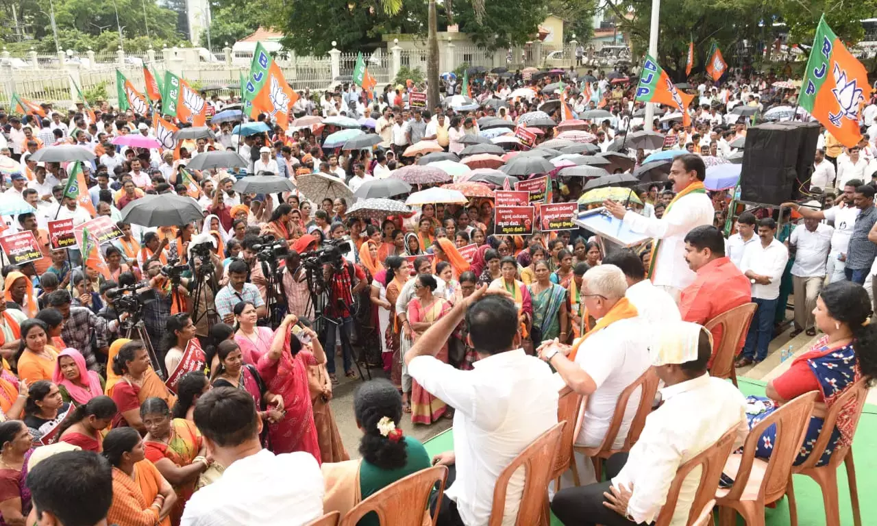 ಉಡುಪಿ ವೀಡಿಯೊ ಚಿತ್ರೀಕರಣ ವಿವಾದ: ಸಮಗ್ರ ತನಿಖೆಗೆ ಆಗ್ರಹಿಸಿ ಮಂಗಳೂರಿನಲ್ಲಿ ಬಿಜೆಪಿ ಧರಣಿ
