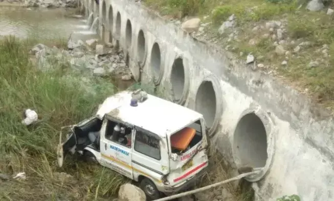 ಯಾದಗಿರಿ: ಮೃತದೇಹ ಸಾಗಿಸುತ್ತಿದ್ದ ಅಂಬುಲೆನ್ಸ್‌ ಪಲ್ಟಿ