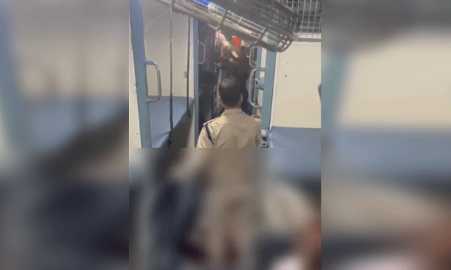 “ಭಾರತದಲ್ಲಿರಬೇಕಾದರೆ ಮೋದಿ, ಯೋಗಿಗೆ ಮತ ಹಾಕಿ”: ನಾಲ್ವರನ್ನು ಗುಂಡು ಹಾರಿಸಿ ಕೊಂದ ಪೇದೆಯ ವಿಡಿಯೋ ವೈರಲ್