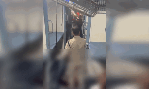 “ಭಾರತದಲ್ಲಿರಬೇಕಾದರೆ ಮೋದಿ, ಯೋಗಿಗೆ ಮತ ಹಾಕಿ”: ನಾಲ್ವರನ್ನು ಗುಂಡು ಹಾರಿಸಿ ಕೊಂದ ಪೇದೆಯ ವಿಡಿಯೋ ವೈರಲ್