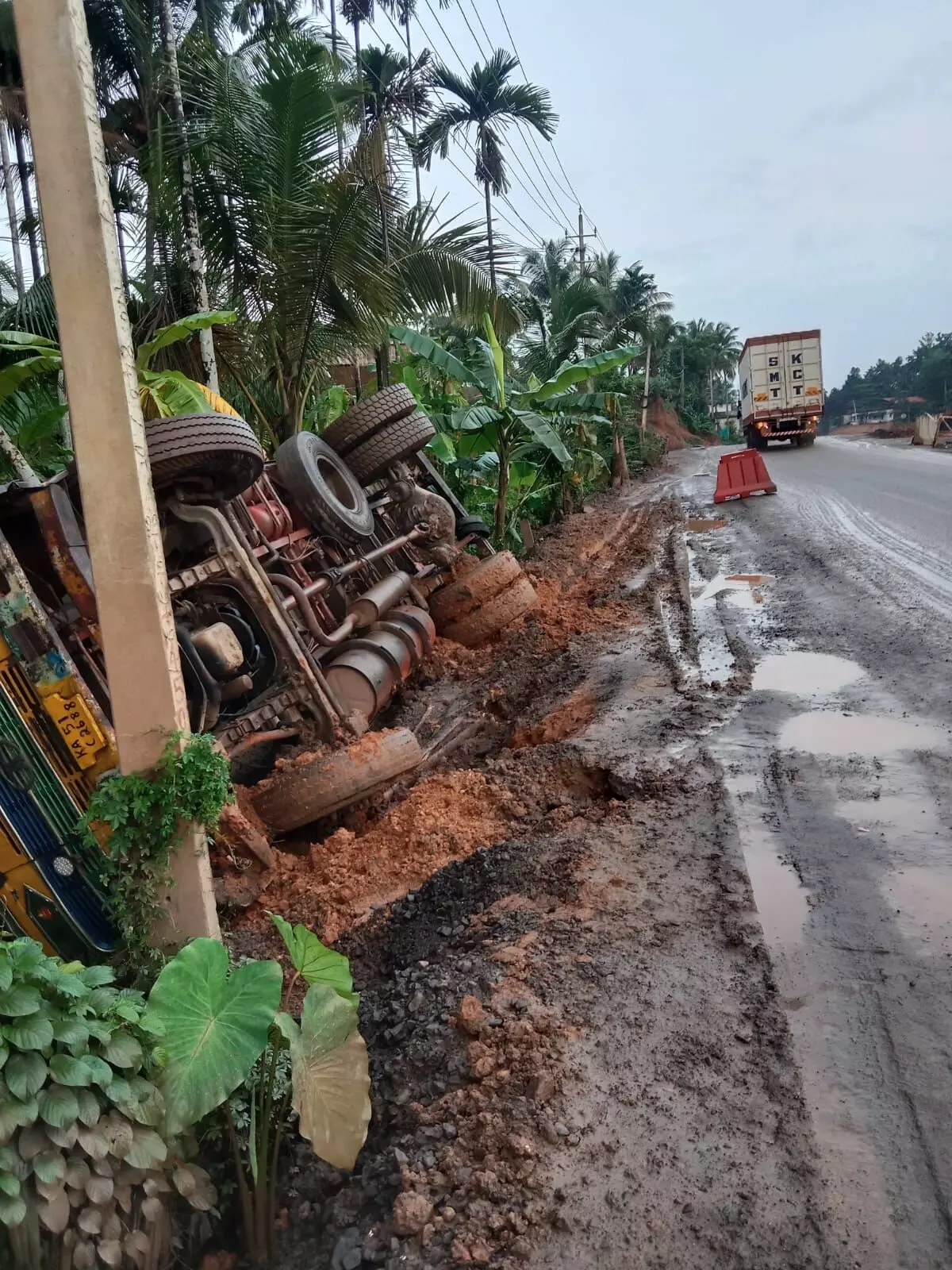 ಮಾಣಿ : ಕೋಕ್ ಸಾಗಾಟದ ಲಾರಿ ಪಲ್ಟಿ; ಡ್ರೈವರ್, ಕ್ಲೀನರ್ ಅಪಾಯದಿಂದ ಪಾರು