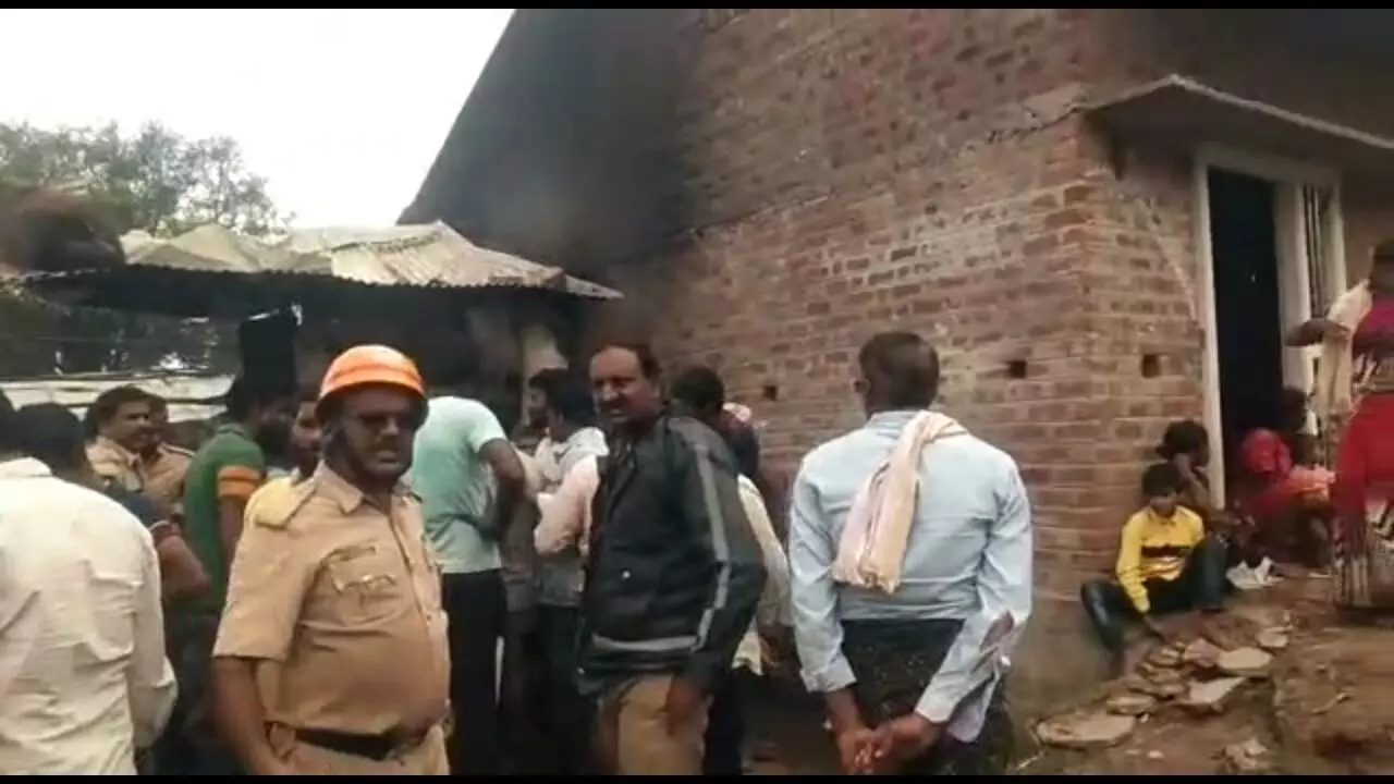 ಚಿಕ್ಕಮಗಳೂರು: ಮನೆ ಮಾಲಕನ ಅಂತ್ಯಸಂಸ್ಕಾರಕ್ಕೆ ತೆರಳಿದ್ದ ವೇಳೆ ಸಿಲಿಂಡರ್ ಸ್ಪೋಟಗೊಂಡು ಮನೆ ಧ್ವಂಸ ಚಿಕ್ಕಮಗಳೂರು: ಮನೆ ಮಾಲಕನ ಅಂತ್ಯಸಂಸ್ಕಾರಕ್ಕೆ ತೆರಳಿದ್ದ ವೇಳೆ ಸಿಲಿಂಡರ್ ಸ್ಪೋಟಗೊಂಡು ಮನೆ ಧ್ವಂಸ