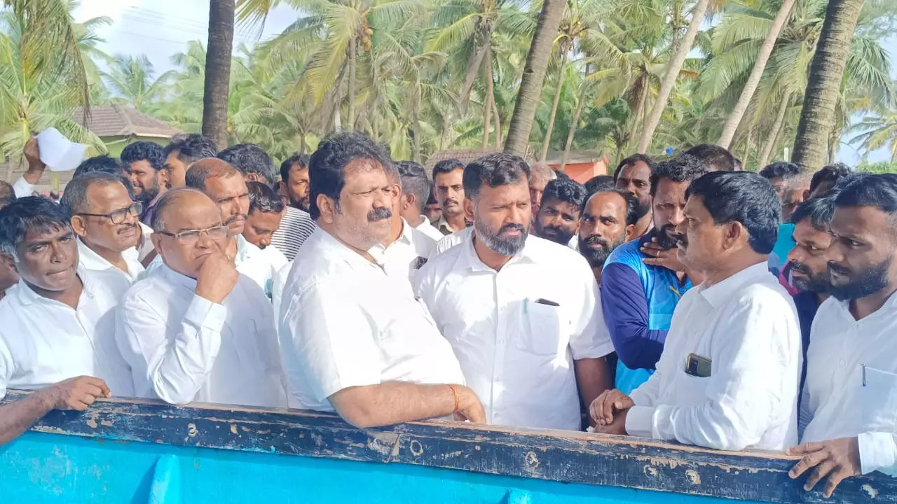 ಉಪ್ಪುಂದ ನಾಡದೋಣಿ ದುರಂತ: ಸಚಿವ ಮಂಕಾಳ ವೈದ್ಯ ಭೇಟಿ ಉಪ್ಪುಂದ ನಾಡದೋಣಿ ದುರಂತ: ಸಚಿವ ಮಂಕಾಳ ವೈದ್ಯ ಭೇಟಿ