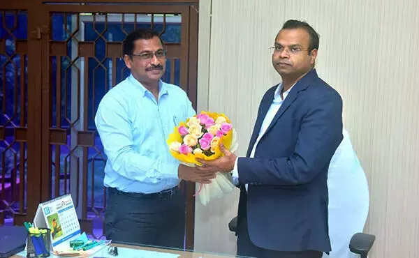 ವಾರದ ಹಿಂದೆ ಅಧಿಕಾರ ಸ್ವೀಕರಿಸಿದ್ದ ಮಂಗಳೂರು ವಿವಿ ನೂತನ ಕುಲಸಚಿವ ಮೊಹಮ್ಮದ್ ನಯೀಮ್ ಮೊಮಿನ್ ವರ್ಗಾವಣೆ ವಾರದ ಹಿಂದೆ ಅಧಿಕಾರ ಸ್ವೀಕರಿಸಿದ್ದ ಮಂಗಳೂರು ವಿವಿ ನೂತನ ಕುಲಸಚಿವ ಮೊಹಮ್ಮದ್ ನಯೀಮ್ ಮೊಮಿನ್ ವರ್ಗಾವಣೆ