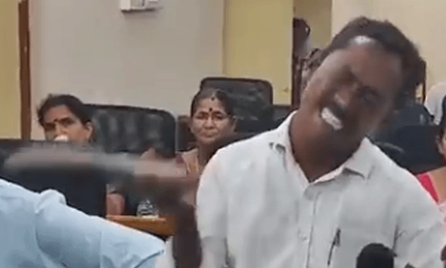 ಆಂಧ್ರಪ್ರದೇಶ: ತನ್ನ ಭರವಸೆಗಳನ್ನು ಈಡೇರಿಸಲಾಗದ್ದಕ್ಕೆ ತನಗೆ ತಾನೆ ಚಪ್ಪಲಿಯಿಂದ ಹೊಡೆದುಕೊಂಡ ಪುರಸಭೆಯ ಕೌನ್ಸಿಲರ್