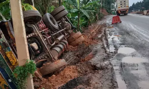 ಮಾಣಿ : ಕೋಕ್ ಸಾಗಾಟದ ಲಾರಿ ಪಲ್ಟಿ; ಡ್ರೈವರ್, ಕ್ಲೀನರ್ ಅಪಾಯದಿಂದ ಪಾರು