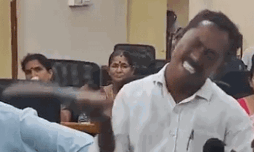 ಆಂಧ್ರಪ್ರದೇಶ: ತನ್ನ ಭರವಸೆಗಳನ್ನು ಈಡೇರಿಸಲಾಗದ್ದಕ್ಕೆ ತನಗೆ ತಾನೆ ಚಪ್ಪಲಿಯಿಂದ ಹೊಡೆದುಕೊಂಡ ಪುರಸಭೆಯ ಕೌನ್ಸಿಲರ್