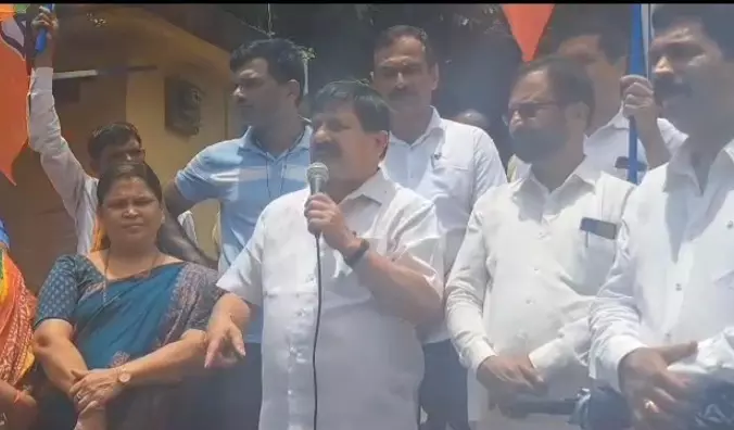 ಸುಟ್ಟು ಕರಕಲಾಗಿರ್ತಾರೆ...: ಮಲ್ಲಿಕಾರ್ಜುನ ಖರ್ಗೆ ಮೈಬಣ್ಣದ ಕುರಿತು ಅವಹೇಳನಕಾರಿ ಹೇಳಿಕೆ ನೀಡಿದ ಆರಗ ಜ್ಞಾನೇಂದ್ರ ಸುಟ್ಟು ಕರಕಲಾಗಿರ್ತಾರೆ...: ಮಲ್ಲಿಕಾರ್ಜುನ ಖರ್ಗೆ ಮೈಬಣ್ಣದ ಕುರಿತು ಅವಹೇಳನಕಾರಿ ಹೇಳಿಕೆ ನೀಡಿದ ಆರಗ ಜ್ಞಾನೇಂದ್ರ