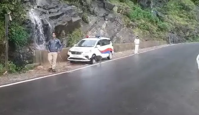 ಚಾರ್ಮಾಡಿ ಘಾಟಿ ಜಲಪಾತಗಳ ಬಳಿ ಪೊಲೀಸರ ನಿಯೋಜನೆ ಚಾರ್ಮಾಡಿ ಘಾಟಿ ಜಲಪಾತಗಳ ಬಳಿ ಪೊಲೀಸರ ನಿಯೋಜನೆ