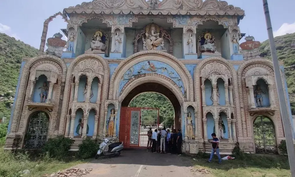 ದೇವಸ್ಥಾನದಲ್ಲಿ ಜನರನ್ನು ಒತ್ತೆಯಾಳಾಗಿ ಇರಿಸಲಾಗಿದೆ ಎಂಬ ಹರ್ಯಾಣ ಗೃಹ ಸಚಿವರ ಹೇಳಿಕೆಯನ್ನು ನಿರಾಕರಿಸಿದ ದೇವಾಲಯದ ಅರ್ಚಕ