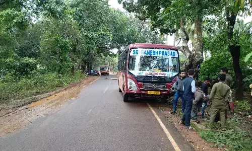 ಶಿವಮೊಗ್ಗ| ರಸ್ತೆ ಬದಿಯ ವಿದ್ಯುತ್ ಕಂಬಕ್ಕೆ ಢಿಕ್ಕಿ ಹೊಡೆದ ಬಸ್; ಪ್ರಯಾಣಿಕರಿಗೆ ವಿದ್ಯುತ್‌ ಆಘಾತ​​, ಇಬ್ಬರು ವಿದ್ಯಾರ್ಥಿನಿಯರು ಆಸ್ಪತ್ರೆಗೆ ದಾಖಲು
