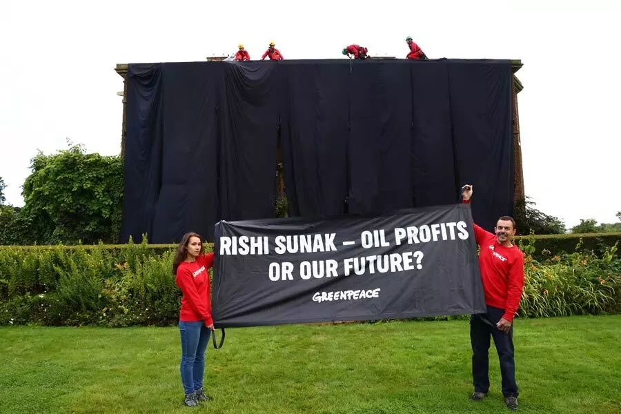 ಬ್ರಿಟನ್ ಪ್ರಧಾನಿ ರಿಷಿ ಸುನಕ್ ಮನೆಗೆ ಕಪ್ಪು ಬಟ್ಟೆ ಹೊದಿಸಿ ಪ್ರತಿಭಟನೆ ಬ್ರಿಟನ್ ಪ್ರಧಾನಿ ರಿಷಿ ಸುನಕ್ ಮನೆಗೆ ಕಪ್ಪು ಬಟ್ಟೆ ಹೊದಿಸಿ ಪ್ರತಿಭಟನೆ