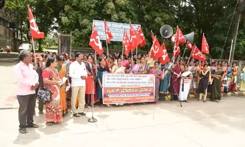 ಮಂಗಳೂರು: ಬಾಕಿ ತುಟ್ಟಿಭತ್ತೆ, ಕನಿಷ್ಠ ಕೂಲಿಗೆ ಆಗ್ರಹಿಸಿ ಬೀಡಿ ಕಾರ್ಮಿಕರ ಧರಣಿ