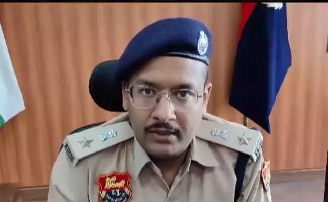 ಕೋಮು ಘರ್ಷಣೆ ವೇಳೆ ರಜೆಯಲ್ಲಿದ್ದ ನುಯ್ ಪೊಲೀಸ್ ವರಿಷ್ಠಾಕಾರಿ ವರುಣ್ ಸಿಂಗ್ಲಾ ವರ್ಗಾವಣೆ ಕೋಮು ಘರ್ಷಣೆ ವೇಳೆ ರಜೆಯಲ್ಲಿದ್ದ ನುಯ್ ಪೊಲೀಸ್ ವರಿಷ್ಠಾಕಾರಿ ವರುಣ್ ಸಿಂಗ್ಲಾ ವರ್ಗಾವಣೆ