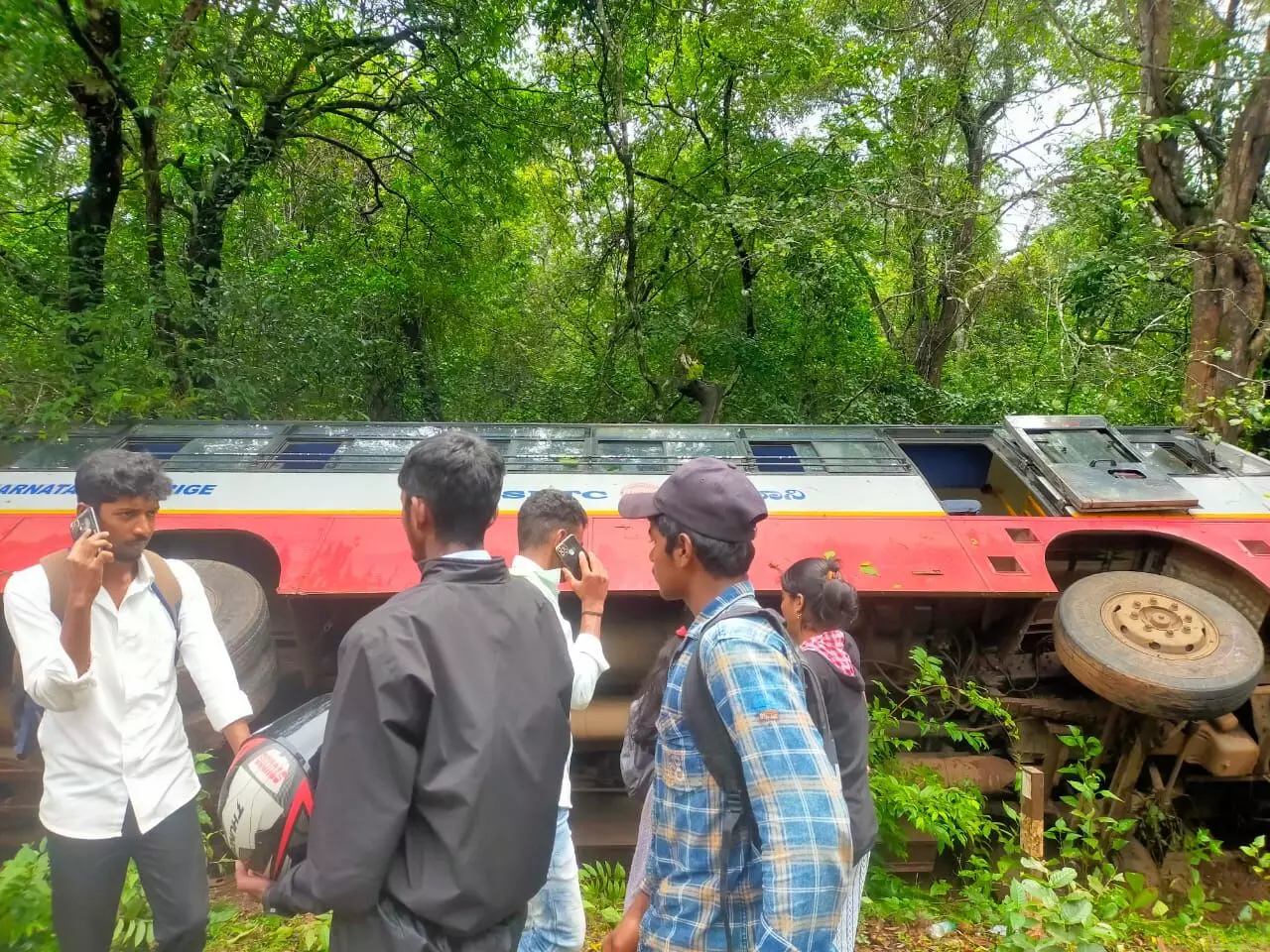 ಕೆಎಸ್ಸಾರ್ಟಿಸಿ ಬಸ್ ಪಲ್ಟಿ: ಹಲವು ಪ್ರಯಾಣಿಕರಿಗೆ ಗಾಯ