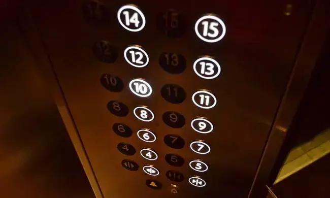 ತಂತಿ ತುಂಡಾಗಿ ಮಹಡಿಗಳ ಮಧ್ಯೆ ಸಿಲುಕಿದ ಲಿಫ್ಟ್; ಮಹಿಳೆ ಮೃತ್ಯು