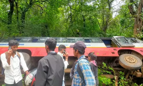 ಕೆಎಸ್ಸಾರ್ಟಿಸಿ ಬಸ್ ಪಲ್ಟಿ: ಹಲವು ಪ್ರಯಾಣಿಕರಿಗೆ ಗಾಯ