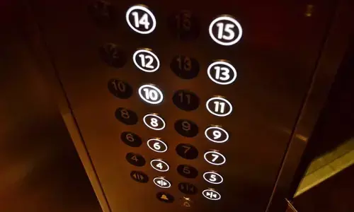 ತಂತಿ ತುಂಡಾಗಿ ಮಹಡಿಗಳ ಮಧ್ಯೆ ಸಿಲುಕಿದ ಲಿಫ್ಟ್; ಮಹಿಳೆ ಮೃತ್ಯು