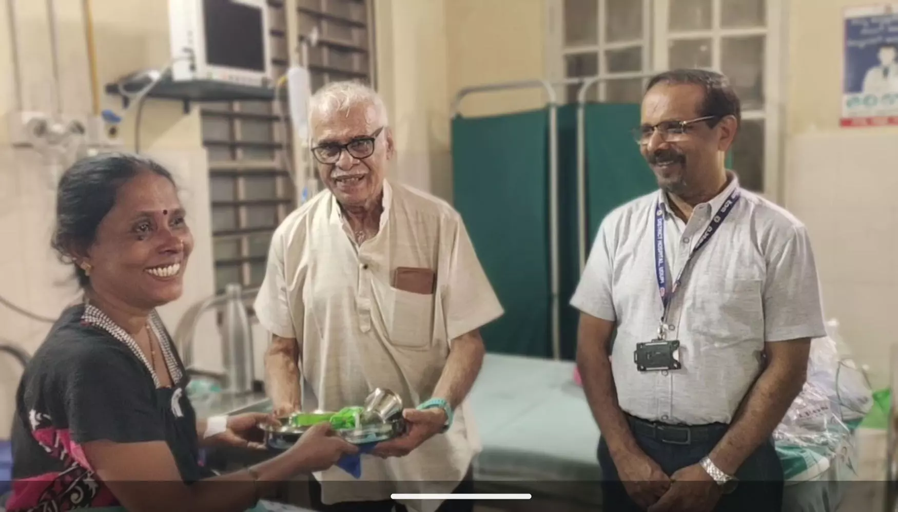 ಉಡುಪಿ ಜಿಲ್ಲಾಸ್ಪತ್ರೆಯ ಒಳರೋಗಿಗಳಿಗೆ ಬಟ್ಟಲು ಲೋಟ ವಿತರಣೆ ಉಡುಪಿ ಜಿಲ್ಲಾಸ್ಪತ್ರೆಯ ಒಳರೋಗಿಗಳಿಗೆ ಬಟ್ಟಲು ಲೋಟ ವಿತರಣೆ