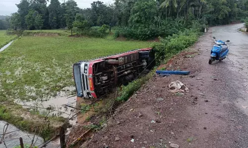 ಶಿರಸಿ | ಮಂಗಳೂರಿನಿಂದ ಕುಷ್ಟಗಿಗೆ ತೆರಳುತ್ತಿದ್ದ ಬಸ್ ಪಲ್ಟಿ: ಪ್ರಯಾಣಿಕರಿಗೆ ಗಾಯ