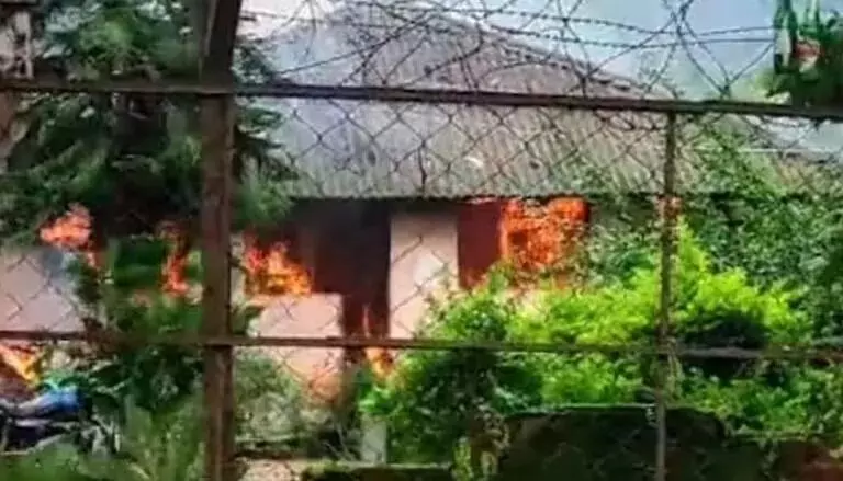 ಗಾಂಜಾ ಜಾಲದಲ್ಲಿ ಪೊಲೀಸ್ ಅಧಿಕಾರಿಗಳು ಭಾಗಿಯಾಗಿದ್ದಾರೆಂದು ಆರೋಪಿಸಿ ಠಾಣೆಗೆ ಬೆಂಕಿ ಹಚ್ಚಿದ ಸ್ಥಳೀಯರು