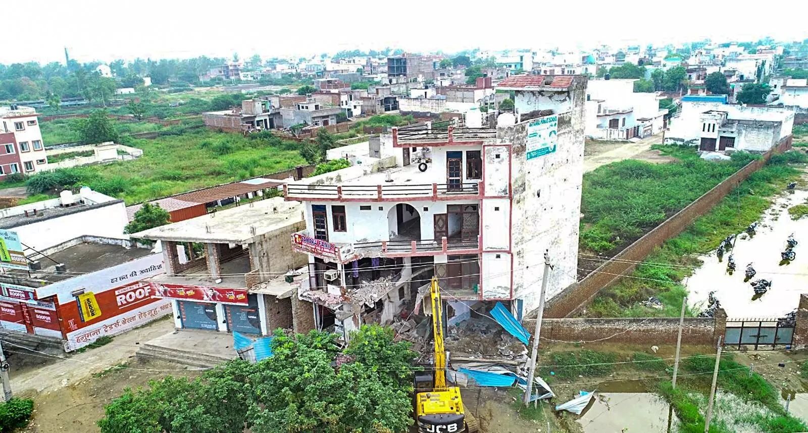 ಕಲ್ಲು ತೂರಾಟಕ್ಕೆ ಬಳಸಿಕೊಂಡಿದ್ದಾರೆ ಎನ್ನಲಾದ ನೂಹ್ ನ ಹೊಟೇಲ್ ನೆಲಸಮ ಕಲ್ಲು ತೂರಾಟಕ್ಕೆ ಬಳಸಿಕೊಂಡಿದ್ದಾರೆ ಎನ್ನಲಾದ ನೂಹ್ ನ ಹೊಟೇಲ್ ನೆಲಸಮ