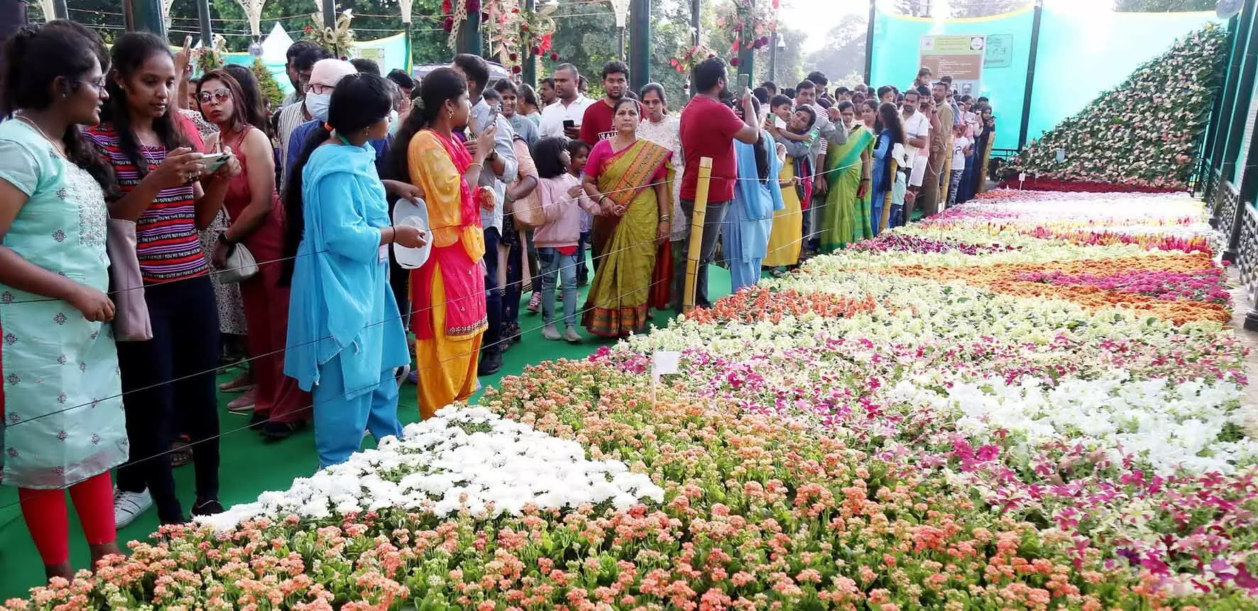 ರವಿವಾರದಂದು ಲಾಲ್‍ಬಾಗ್‍ನ ಫಲಪುಷ್ಪ ಪ್ರದರ್ಶನಕ್ಕೆ ಹರಿದು ಬಂದ ಜನಸಾಗರ