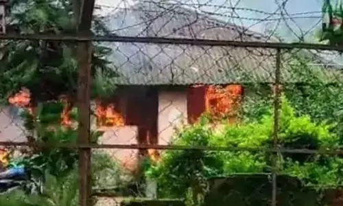 ಗಾಂಜಾ ಜಾಲದಲ್ಲಿ ಪೊಲೀಸ್ ಅಧಿಕಾರಿಗಳು ಭಾಗಿಯಾಗಿದ್ದಾರೆಂದು ಆರೋಪಿಸಿ ಠಾಣೆಗೆ ಬೆಂಕಿ ಹಚ್ಚಿದ ಸ್ಥಳೀಯರು