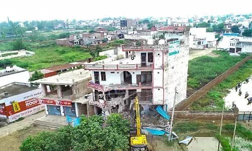 ಕಲ್ಲು ತೂರಾಟಕ್ಕೆ ಬಳಸಿಕೊಂಡಿದ್ದಾರೆ ಎನ್ನಲಾದ ನೂಹ್ ನ ಹೊಟೇಲ್ ನೆಲಸಮ