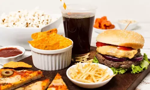 ಮಳೆಗಾಲದಲ್ಲಿ ಜಂಕ್ ಫುಡ್ ಏಕೆ ತಿನ್ನಬಾರದು?: ಇಲ್ಲಿದೆ ಮಾಹಿತಿ