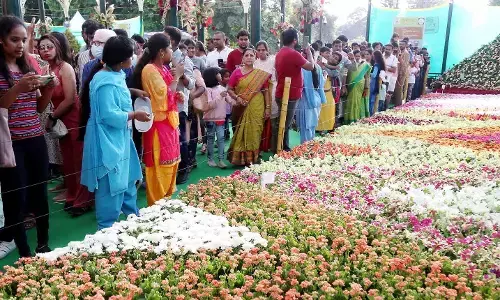 ರವಿವಾರದಂದು ಲಾಲ್‍ಬಾಗ್‍ನ ಫಲಪುಷ್ಪ ಪ್ರದರ್ಶನಕ್ಕೆ ಹರಿದು ಬಂದ ಜನಸಾಗರ