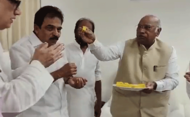 ರಾಹುಲ್ ಗಾಂಧಿ ಲೋಕಸಭಾ ಸದಸ್ಯತ್ವ ಮರುಸ್ಥಾಪನೆ: ಇಂಡಿಯಾ ಮೈತ್ರಿಕೂಟ ಸಂಭ್ರಮಾಚರಣೆ ರಾಹುಲ್ ಗಾಂಧಿ ಲೋಕಸಭಾ ಸದಸ್ಯತ್ವ ಮರುಸ್ಥಾಪನೆ: ಇಂಡಿಯಾ ಮೈತ್ರಿಕೂಟ ಸಂಭ್ರಮಾಚರಣೆ