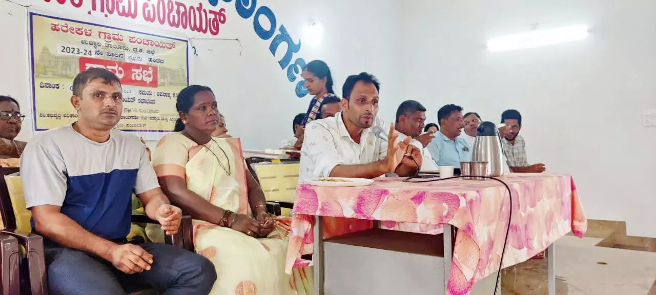 ಗಣಿ ಮತ್ತು ಪೊಲೀಸ್ ಇಲಾಖೆ ವಶಪಡಿಸಿಕೊಂಡ ಮರಳು ಮಾಯ: ಜಿಲ್ಲಾಧಿಕಾರಿಗೆ ದೂರು ನೀಡಲು ಹರೇಕಳ ಗ್ರಾಮಸಭೆ ನಿರ್ಧಾರ ಗಣಿ ಮತ್ತು ಪೊಲೀಸ್ ಇಲಾಖೆ ವಶಪಡಿಸಿಕೊಂಡ ಮರಳು ಮಾಯ: ಜಿಲ್ಲಾಧಿಕಾರಿಗೆ ದೂರು ನೀಡಲು ಹರೇಕಳ ಗ್ರಾಮಸಭೆ ನಿರ್ಧಾರ