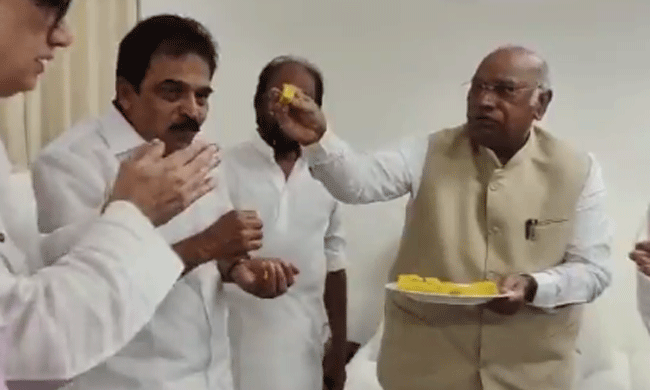 ರಾಹುಲ್ ಗಾಂಧಿ ಲೋಕಸಭಾ ಸದಸ್ಯತ್ವ ಮರುಸ್ಥಾಪನೆ: ಇಂಡಿಯಾ ಮೈತ್ರಿಕೂಟ ಸಂಭ್ರಮಾಚರಣೆ