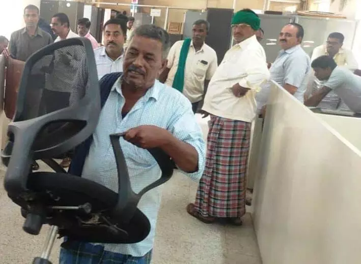 ಮಂಡ್ಯ | ರೈತನಿಗೆ ಪರಿಹಾರ ಮೊತ್ತ ನೀಡಲು ವಿಫಲ: ಉಪವಿಭಾಗಾಧಿಕಾರಿಗಳ ಕಚೇರಿ ಚರಾಸ್ತಿ ಜಪ್ತಿ