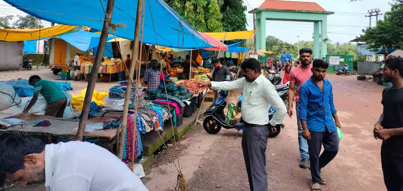 ಆದಿಉಡುಪಿ ಮಾರುಕಟ್ಟೆಯಲ್ಲಿ ನಿಷೇಧಿತ ಪ್ಲಾಸ್ಟಿಕ್ ವಶ: ದಂಡ ವಸೂಲಿ