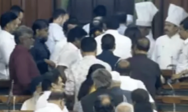ಪ್ರಧಾನಿ ಮೋದಿ ಭಾಷಣದ ವೇಳೆ ಸಭಾತ್ಯಾಗ ಮಾಡಿದ ವಿರೋಧ ಪಕ್ಷಗಳು