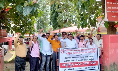 7ನೇ ವೇತನ ಆಯೋಗ ಜಾರಿಗೆ ಆಗ್ರಹ: ಗ್ರಾಮೀಣ ಅಂಚೆ ನೌಕರರಿಂದ ಧರಣಿ