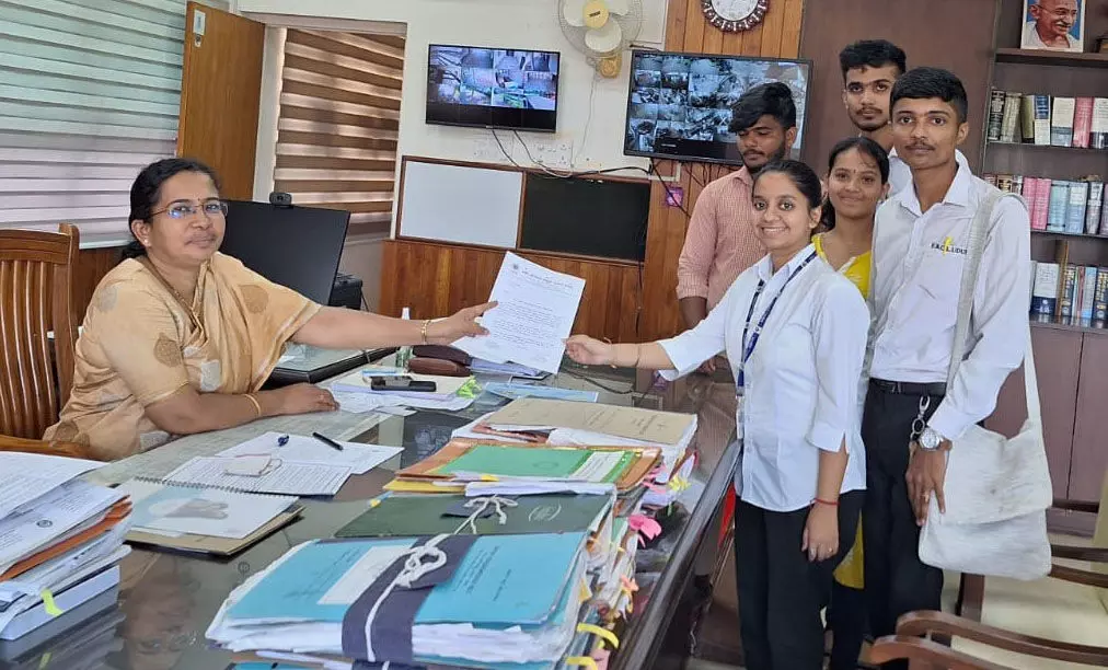 ಉಡುಪಿ : ಸೌಜನ್ಯ ಪ್ರಕರಣದ ಮರು ತನಿಖೆಗೆ ಆಗ್ರಹಿಸಿ ಎಬಿವಿಪಿ ಮನವಿ ಉಡುಪಿ : ಸೌಜನ್ಯ ಪ್ರಕರಣದ ಮರು ತನಿಖೆಗೆ ಆಗ್ರಹಿಸಿ ಎಬಿವಿಪಿ ಮನವಿ