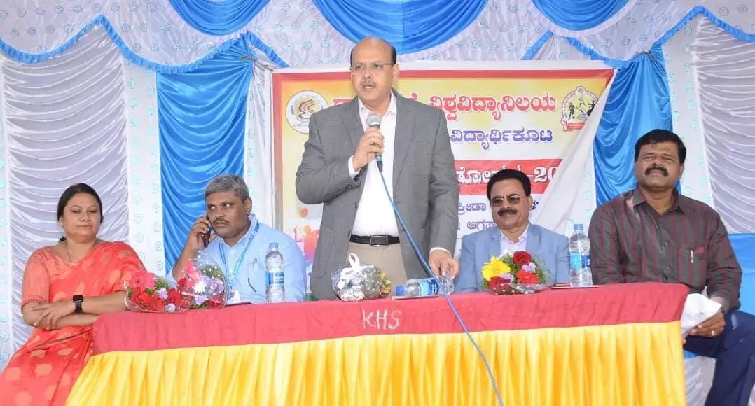 ವಿದ್ಯಾರ್ಥಿಗಳು ಓದುವುದಕ್ಕಷ್ಟೆ ಸೀಮಿತವಾಗದೆ ಸಾಹಿತ್ಯಾಸಕ್ತಿ ಮತ್ತು ಕ್ರೀಡಾಸಕ್ತಿ ಬೆಳೆಸಿಕೊಳ್ಳಬೇಕು: ಸುರೇಶ ಬಿ. ಇಟ್ನಾಳ ಸಲಹೆ ವಿದ್ಯಾರ್ಥಿಗಳು ಓದುವುದಕ್ಕಷ್ಟೆ ಸೀಮಿತವಾಗದೆ ಸಾಹಿತ್ಯಾಸಕ್ತಿ ಮತ್ತು ಕ್ರೀಡಾಸಕ್ತಿ ಬೆಳೆಸಿಕೊಳ್ಳಬೇಕು: ಸುರೇಶ ಬಿ. ಇಟ್ನಾಳ ಸಲಹೆ