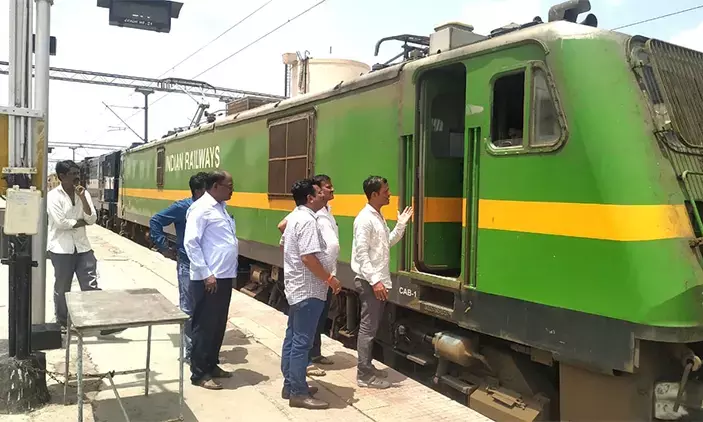 ಕಲಬುರಗಿ: ನಿಲ್ದಾಣದಲ್ಲೇ ಬಾಕಿಯಾದ ರೈಲು; ಆಕ್ರೋಶಗೊಂಡ ಪ್ರಯಾಣಿಕರು