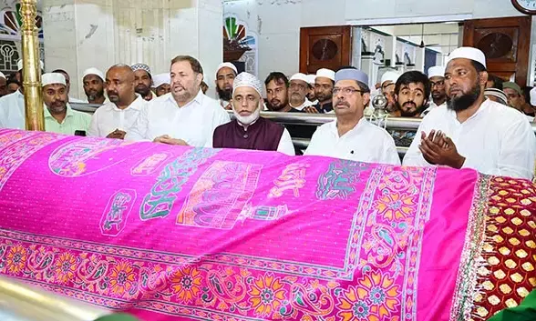 ಸಿಎಂ ಸಿದ್ದರಾಮಯ್ಯ ರಾಜಕೀಯ ಕಾರ್ಯದರ್ಶಿ ನಾಸೀರ್ ಹುಸೇನ್ ಉಳ್ಳಾಲ ದರ್ಗಾ ಭೇಟಿ