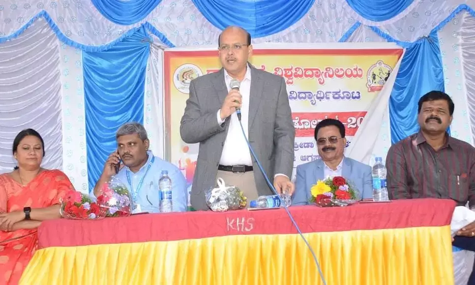 ವಿದ್ಯಾರ್ಥಿಗಳು ಓದುವುದಕ್ಕಷ್ಟೆ ಸೀಮಿತವಾಗದೆ ಸಾಹಿತ್ಯಾಸಕ್ತಿ ಮತ್ತು ಕ್ರೀಡಾಸಕ್ತಿ ಬೆಳೆಸಿಕೊಳ್ಳಬೇಕು: ಸುರೇಶ ಬಿ. ಇಟ್ನಾಳ ಸಲಹೆ