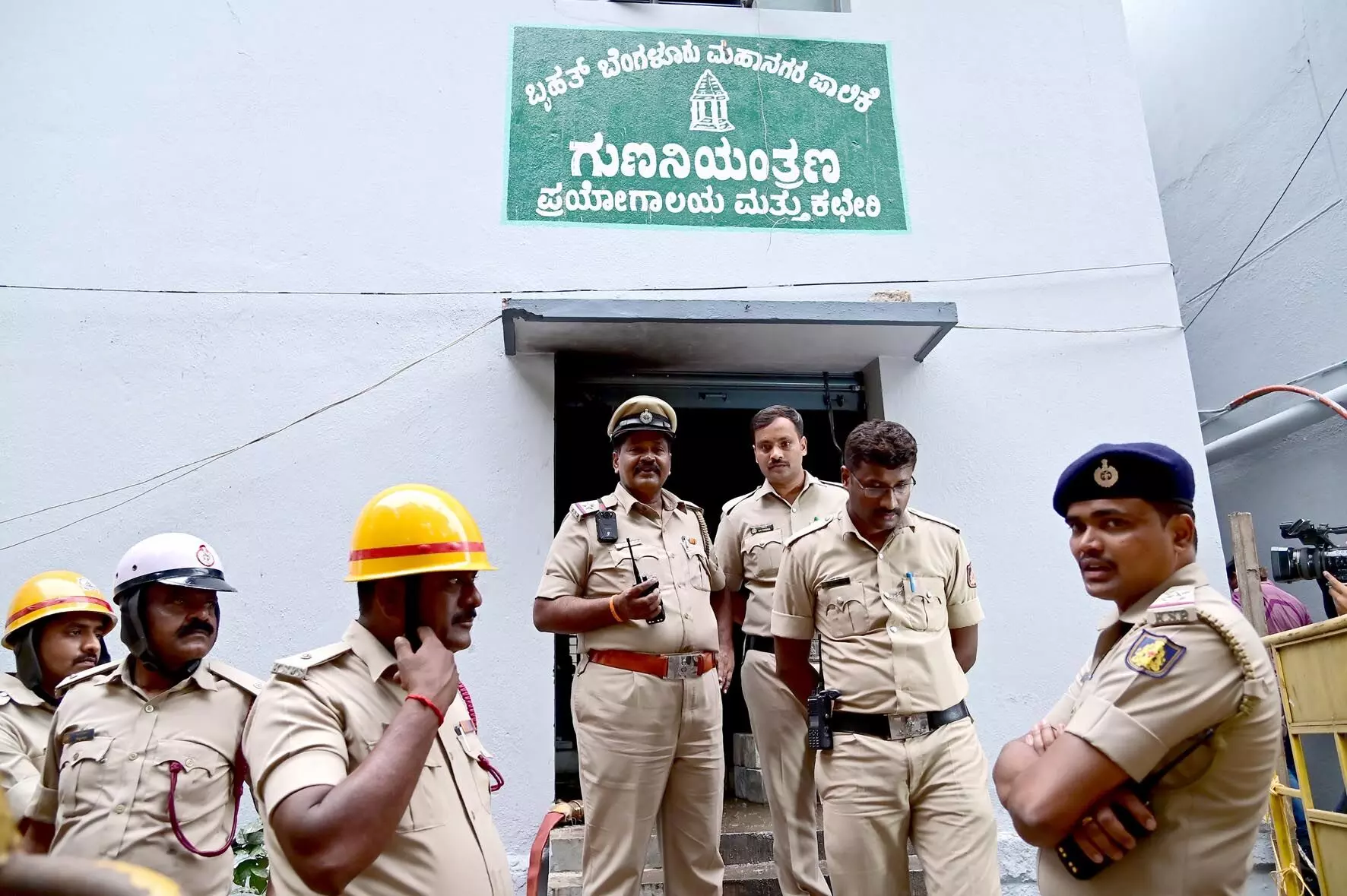 ಬಿಬಿಎಂಪಿ ಮುಖ್ಯ ಕಚೇರಿಯಲ್ಲಿ ಬೆಂಕಿ ಅವಘಡ ಪ್ರಕರಣ: ಇಬ್ಬರು ಪೊಲೀಸ್ ವಶಕ್ಕೆ ಬಿಬಿಎಂಪಿ ಮುಖ್ಯ ಕಚೇರಿಯಲ್ಲಿ ಬೆಂಕಿ ಅವಘಡ ಪ್ರಕರಣ: ಇಬ್ಬರು ಪೊಲೀಸ್ ವಶಕ್ಕೆ