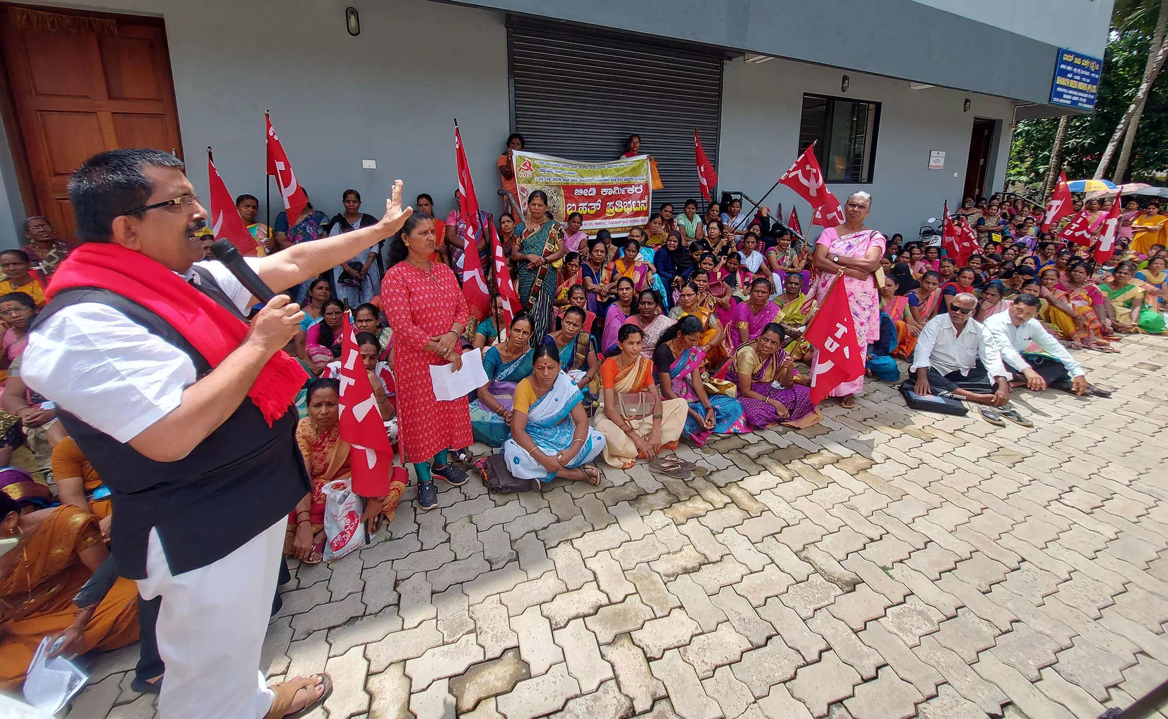 ಧರ್ಮದ ಹೆಸರಿನಲ್ಲಿ ವಿಭಜಿಸಿ ಕಾರ್ಮಿಕರಿಗೆ ಅನ್ಯಾಯ: ಬಿ.ಎಂ.ಭಟ್ ಆರೋಪ