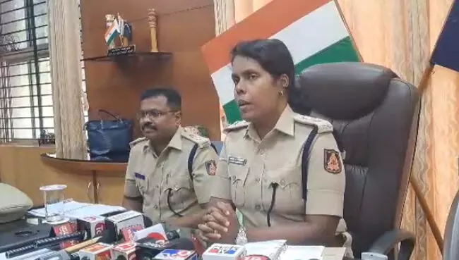 ಹುಬ್ಬಳ್ಳಿ | ಕಾಲೇಜು ವಿದ್ಯಾರ್ಥಿನಿಯರ ಪೋಟೋ ಅಶ್ಲೀಲವಾಗಿ ಎಡಿಟ್ ಮಾಡಿ ಹರಿಬಿಟ್ಟ ಪ್ರಕರಣ: ಪ್ರಮುಖ ಆರೋಪಿ ಕಿರಣ್ ಸೇರಿ ಮತ್ತೆ ಇಬ್ಬರನ್ನು ಬಂಧಿಸಿದ ಪೊಲೀಸರು ಹುಬ್ಬಳ್ಳಿ | ಕಾಲೇಜು ವಿದ್ಯಾರ್ಥಿನಿಯರ ಪೋಟೋ ಅಶ್ಲೀಲವಾಗಿ ಎಡಿಟ್ ಮಾಡಿ ಹರಿಬಿಟ್ಟ ಪ್ರಕರಣ: ಪ್ರಮುಖ ಆರೋಪಿ ಕಿರಣ್ ಸೇರಿ ಮತ್ತೆ ಇಬ್ಬರನ್ನು ಬಂಧಿಸಿದ ಪೊಲೀಸರು