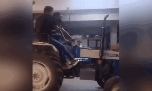 ‘ಗದರ್‌ 2’ ಬಿಡುಗಡೆ: ಚಿತ್ರಮಂದಿರಕ್ಕೆ ಟ್ರ್ಯಾಕ್ಟರ್ ಏರಿ ಬಂದ ಸನ್ನಿ ಡಿಯೋಲ್‌ ಅಭಿಮಾನಿಗಳು; ವಿಡಿಯೋ ವೈರಲ್