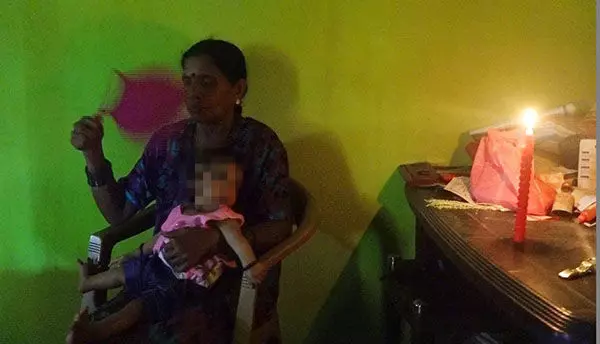 ಕ್ಯಾಂಡಲ್ ಬೆಳಕಲ್ಲಿ ನಿತ್ಯ ಜೀವನ: ಬೆಳಕಿಗಾಗಿ ಬಡ ಕುಟುಂಬದ ಹೋರಾಟ