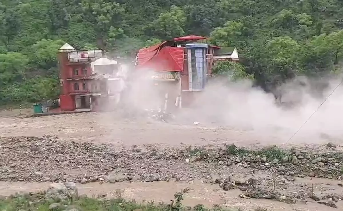 ಉತ್ತರಾಖಂಡ: ಪ್ರವಾಹದ ನೀರಿನಲ್ಲಿ ಕೊಚ್ಚಿ ಹೋದ ಕಾಲೇಜು ಕಟ್ಟಡ ಉತ್ತರಾಖಂಡ: ಪ್ರವಾಹದ ನೀರಿನಲ್ಲಿ ಕೊಚ್ಚಿ ಹೋದ ಕಾಲೇಜು ಕಟ್ಟಡ