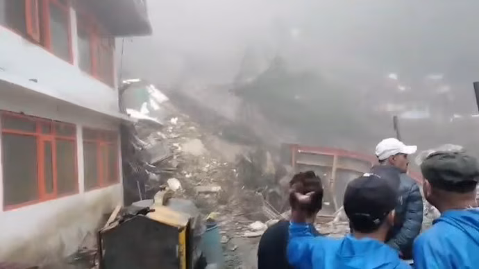 ಹಿಮಾಚಲಪ್ರದೇಶ| ಭಾರೀ ಮಳೆಗೆ ಕುಸಿದುಬಿದ್ದ ದೇವಾಲಯ: 9 ಮಂದಿ ಮೃತ್ಯು